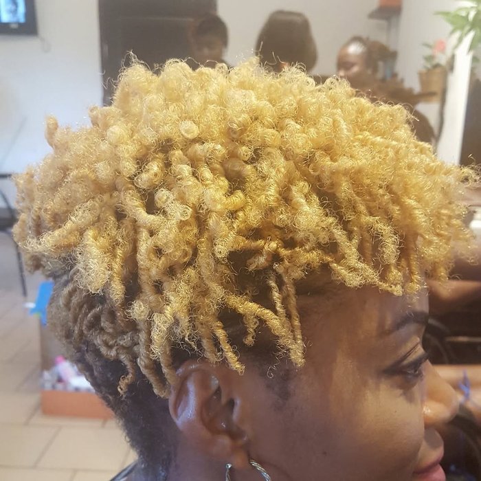 Coils et coloration blonde sur cheveux naturels — Douala