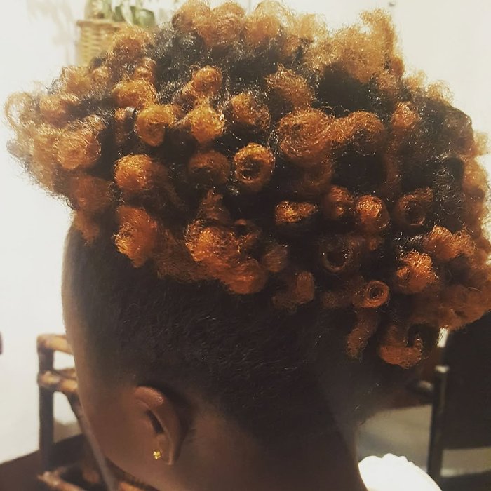 Coils cuivrés sur cheveux crépus courts — Yaoundé