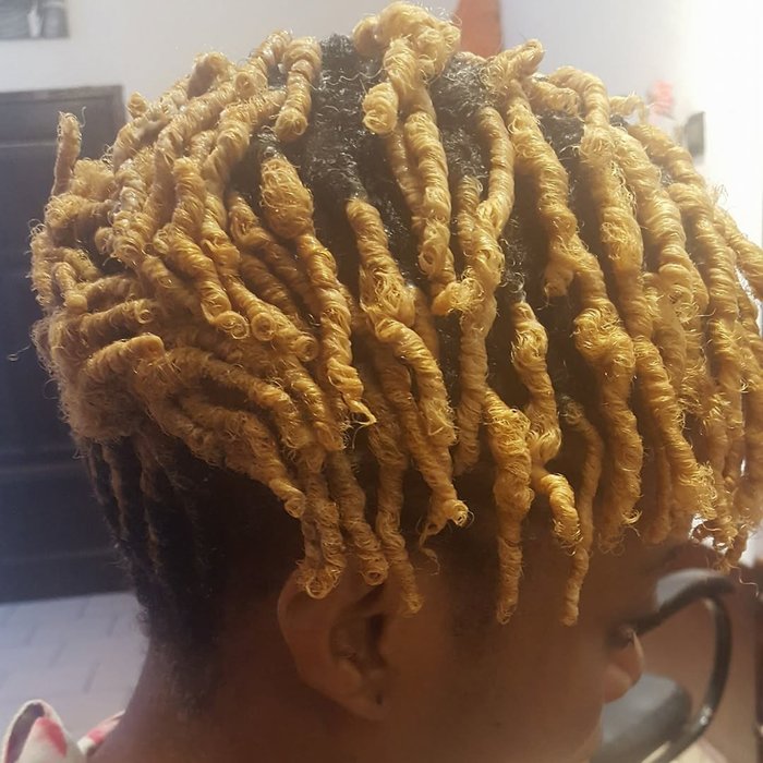 Locks colorées réalisées au salon — Yaoundé