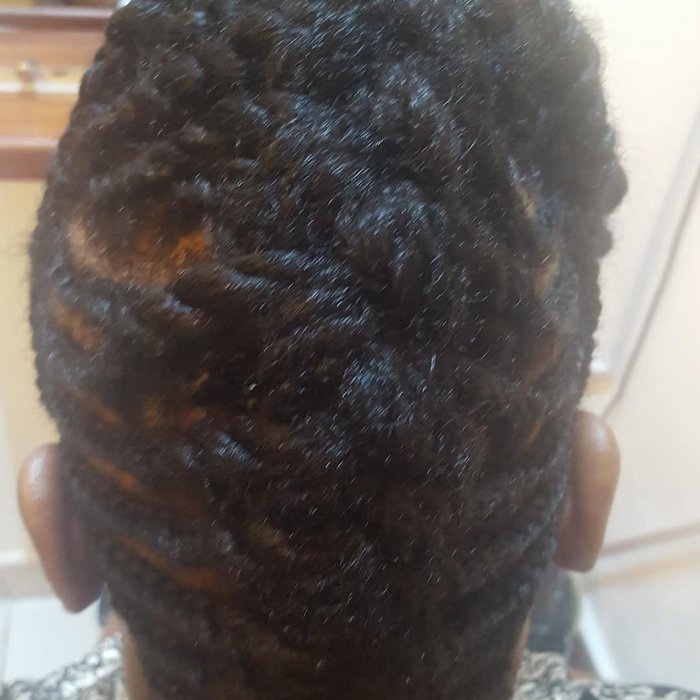 Locks entretenues réalisées au salon Ebony Hair Care — Yaoundé