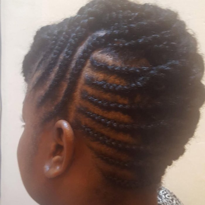 Tresses collées sur cheveux crépus, salon Ebony Hair Care — Douala